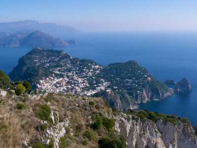 ...la sua cima pi� alta, il Monte Solaro, con i suoi 589 metri offre un apprezzato panorama sul Golfo di Napoli
